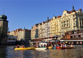 Projížďka na kajaku v historickém centru Prahy