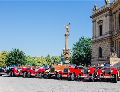 Historickým autem po Praze v doprovodu průvodce