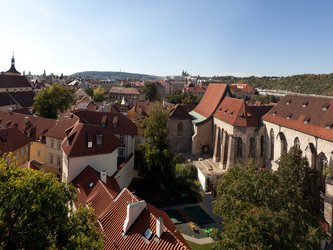 en:Aerial view of old buildings with red roofs under a blue sky ;fr:Vue aérienne de vieux bâtiments aux toits rouges sous un ciel bleu