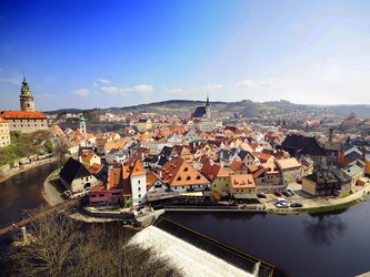 en:This panoramic view of the medieval town, where a multitude of houses with bright orange-tiled roofs are crammed together ;fr:Cette vue panoramique sur la ville médiévale, où une multitude de maisons aux toits en tuiles orange vif s'entassent