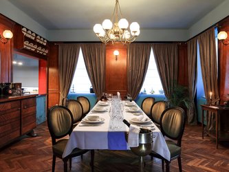 en:A restaurant table in the middle of the room, with glasses and dishes; fr:Table de restaurant au milieu de la salle, avec des verres et de la vaisselle