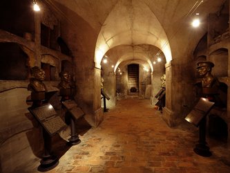 en:A brick walkway on either side of the bronze busts placed on inclined commemorative plaques. ;fr:Une allée en briques sur chaque côté des bustes en bronze posés sur des plaques commémoratives inclinées.