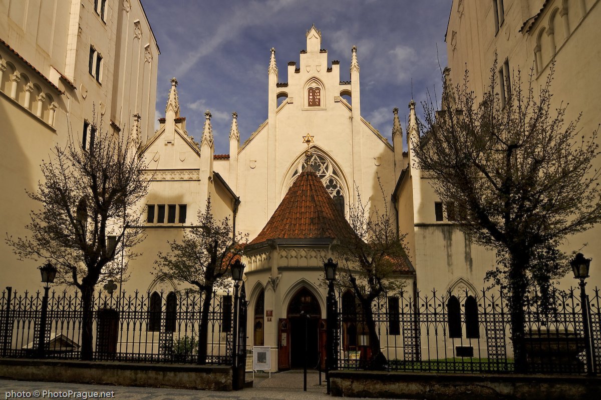The facade of the synagogue,built in the Neo-Gothic style,is decorated with a gilded Star of David and protected by a black railing